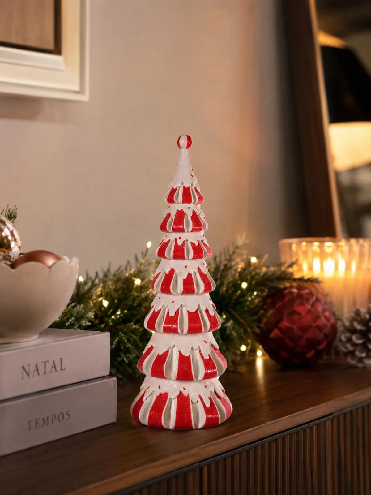 Árvore de Natal com Design Espiraladas em Resina Vermelho