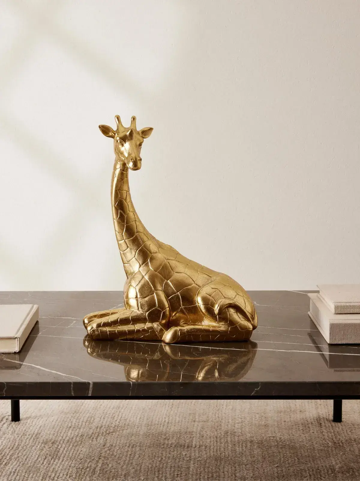 Escultura Decorativa Girafa em Polirresina Dourado