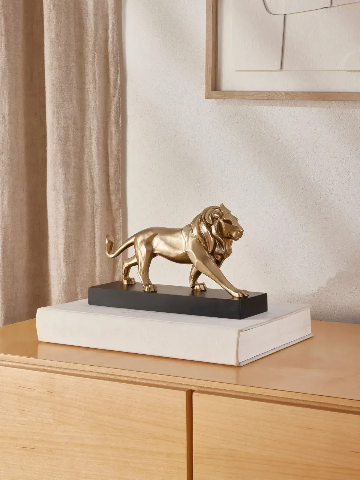 Escultura Decorativa Leão em Polirresina com base Dourado
