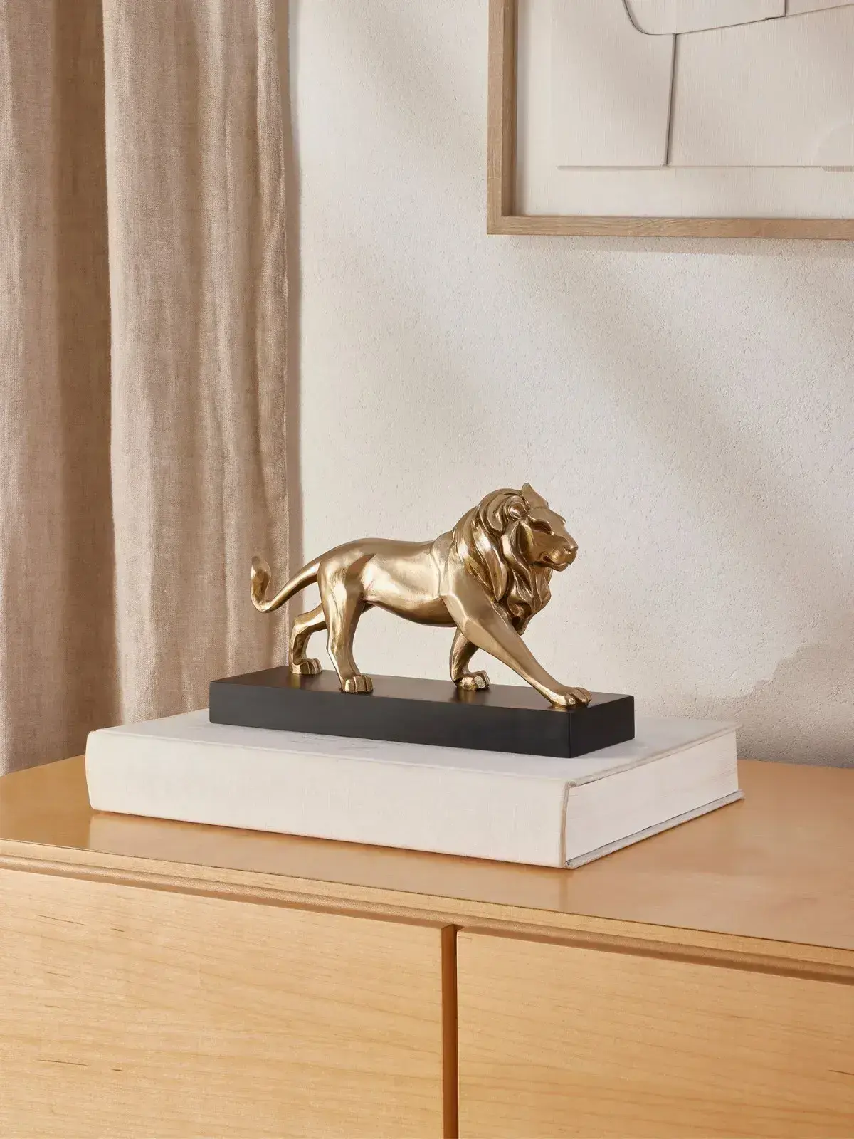 Escultura Decorativa Leão em Polirresina com base Dourado