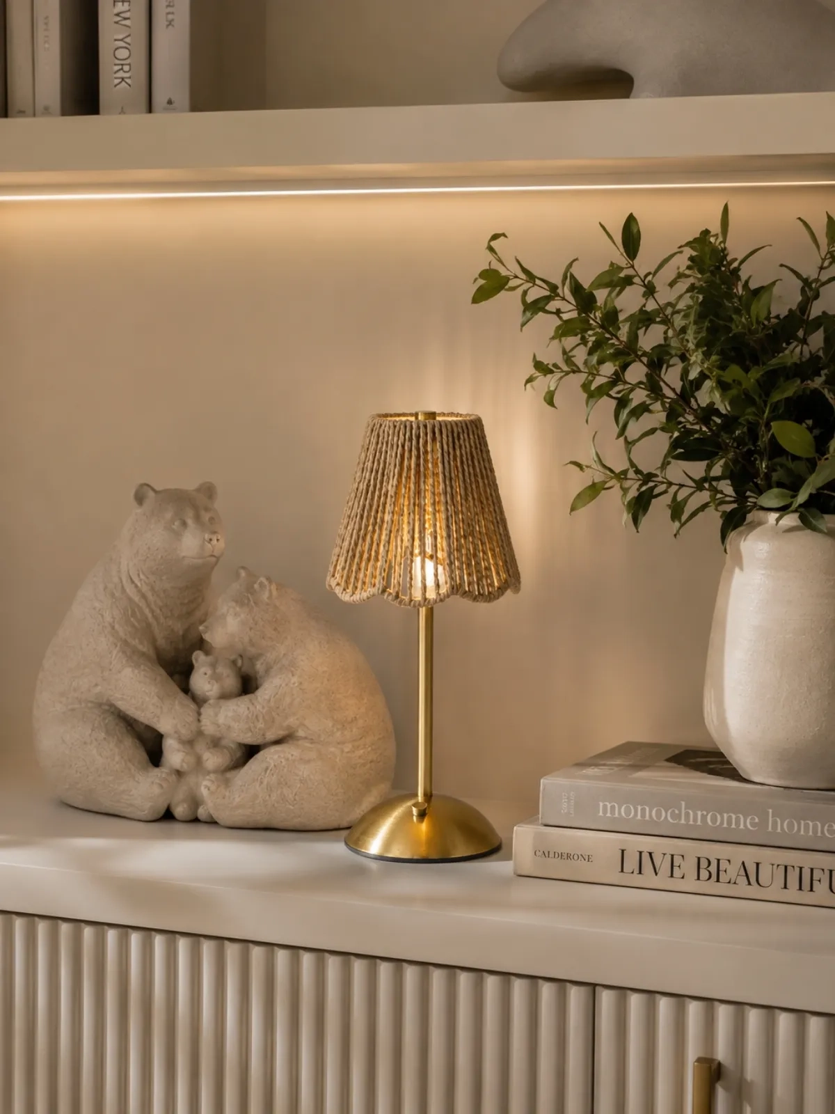 Luminaria de Mesa Tatil Artico Rattan e Dourado 