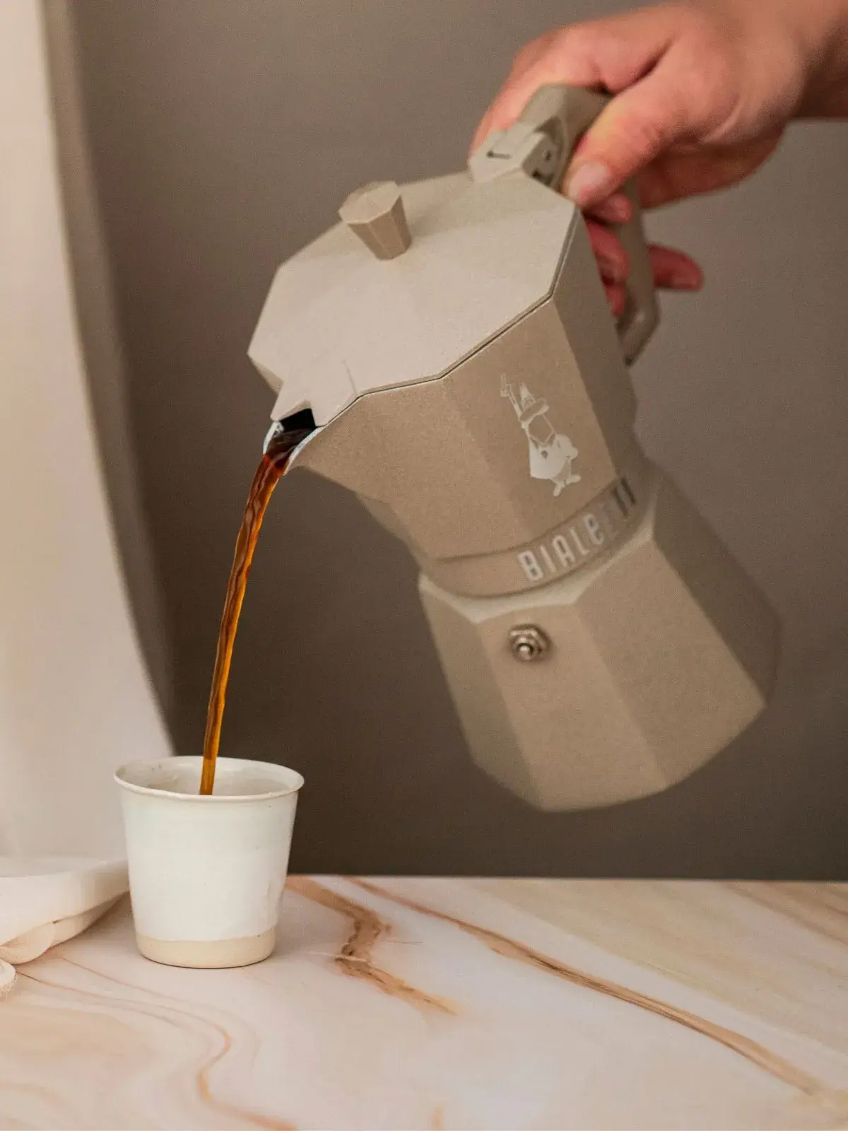 Cafeteira Italiana Moka Bialetti com Indução Exclusive Areia