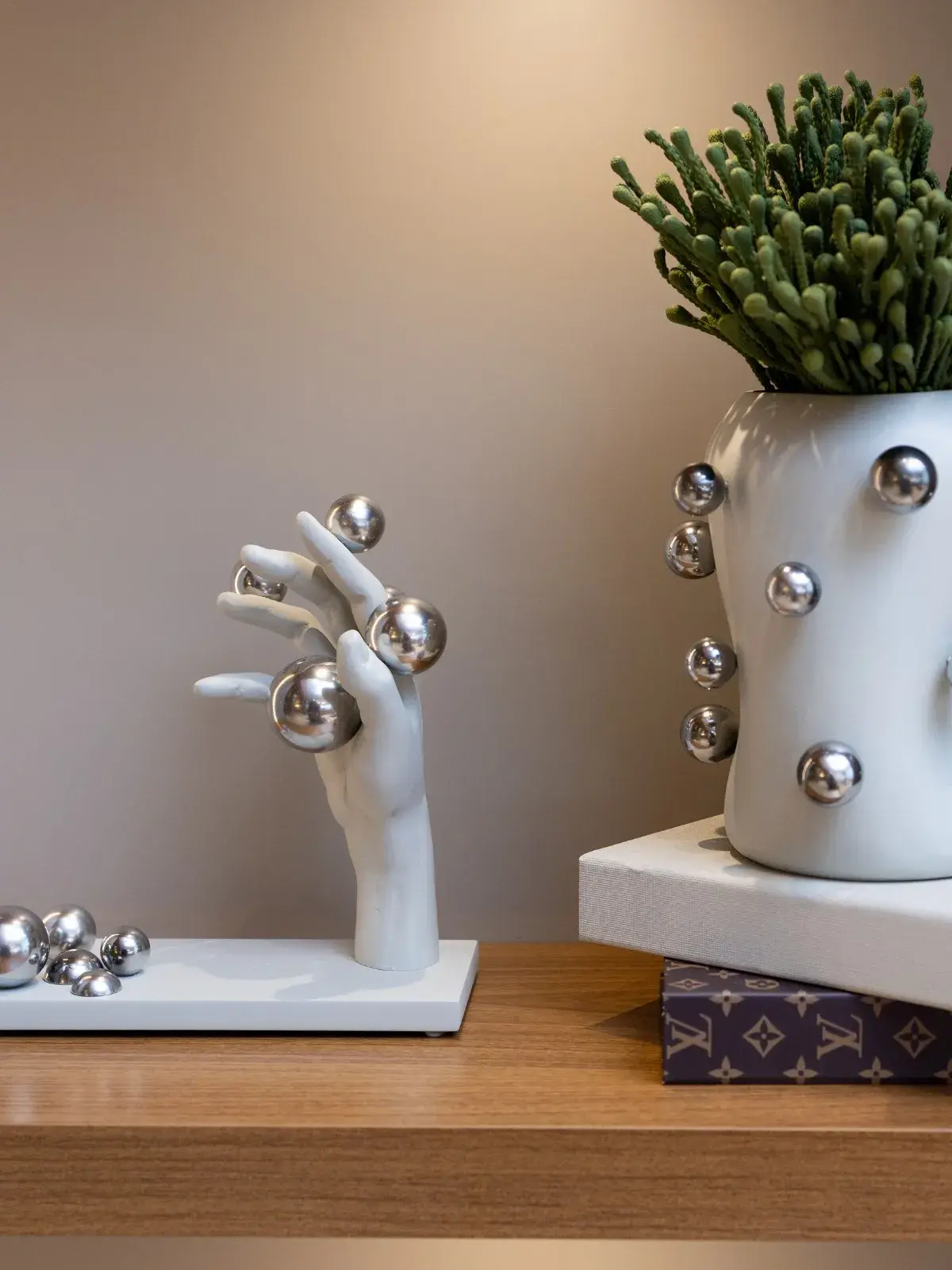 Escultura Decorativa Mão e Base com Esferas Prata ICE
