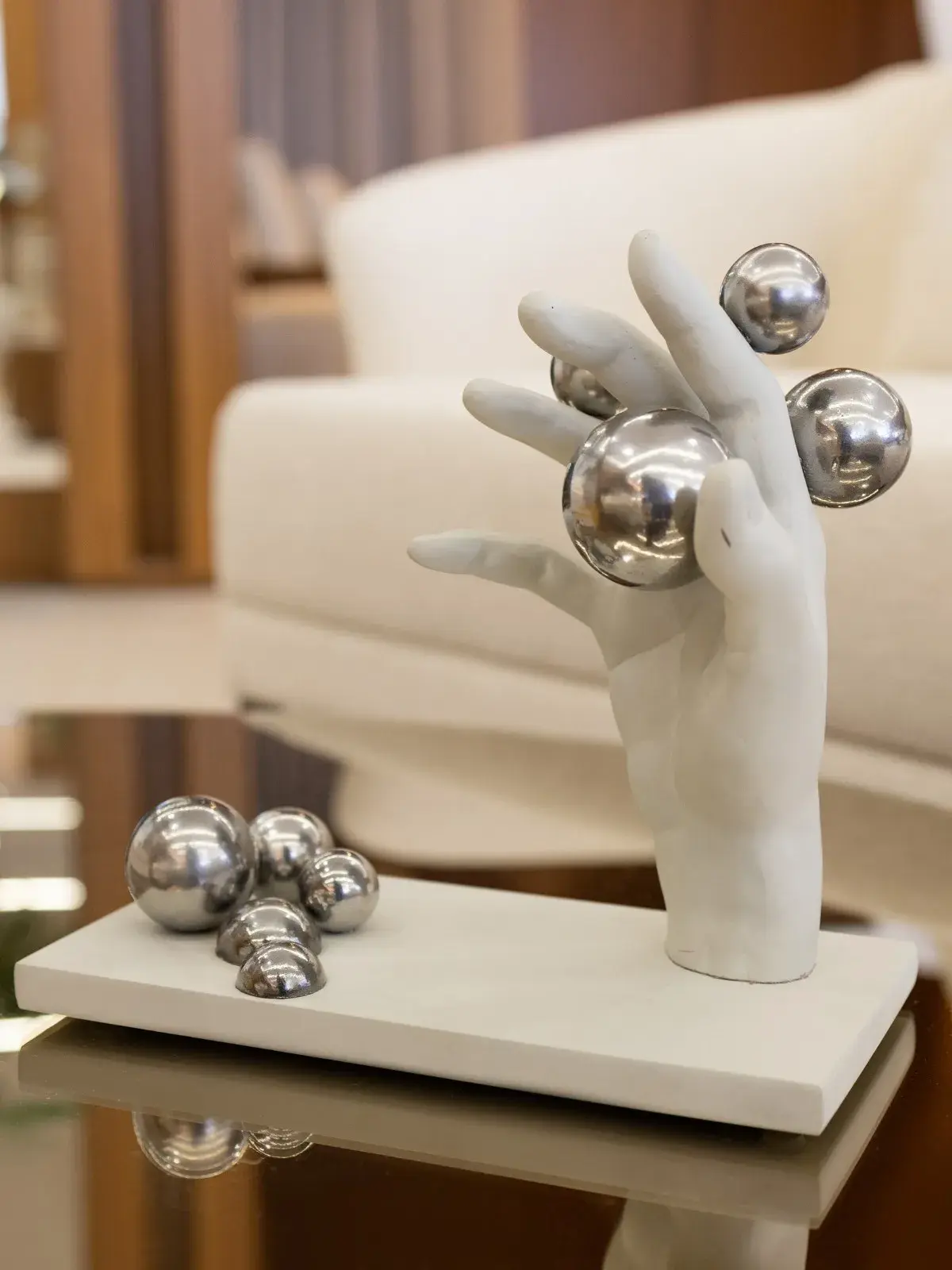 Escultura Decorativa Mão e Base com Esferas Prata ICE