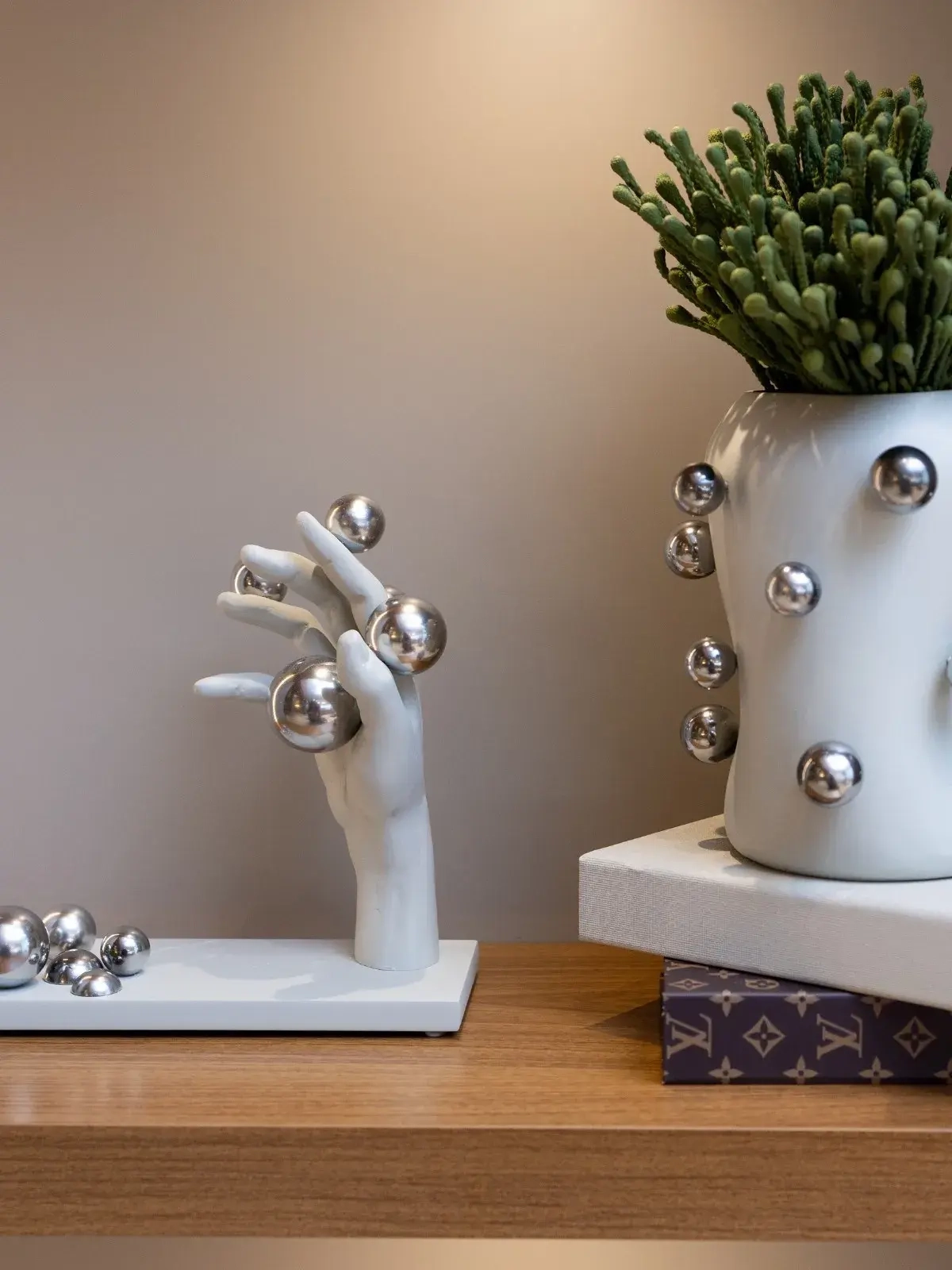 Escultura Decorativa Mão e Base com Esferas Prata Ice