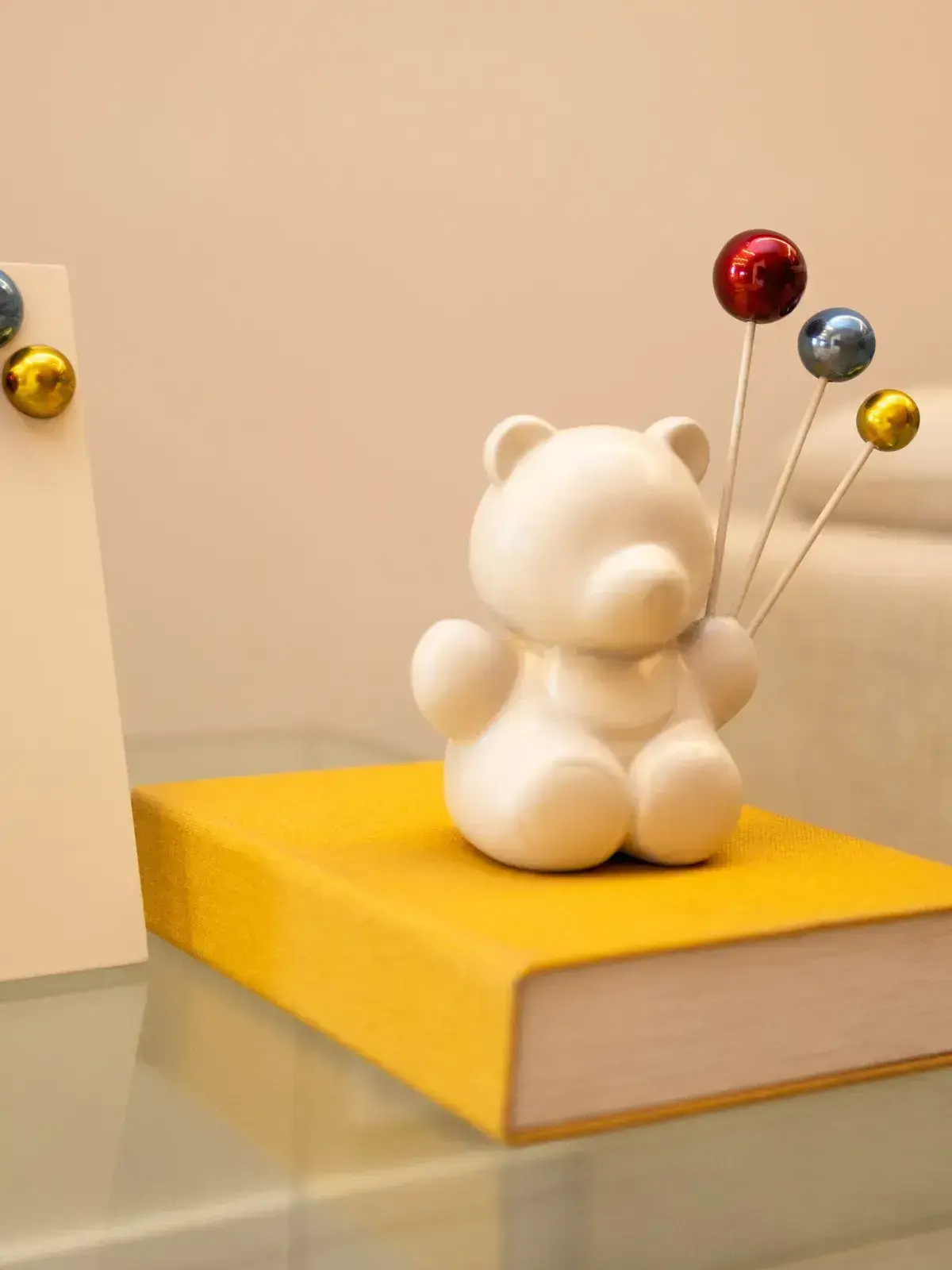 Escultura Decorativa Urso com Balões Coloridos Off-White