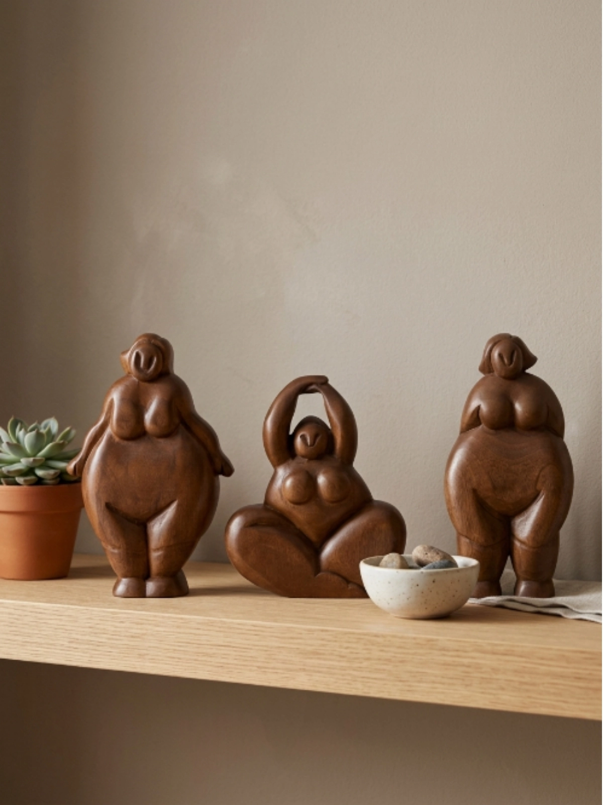 Escultura Mulher Yoga em Madeira 