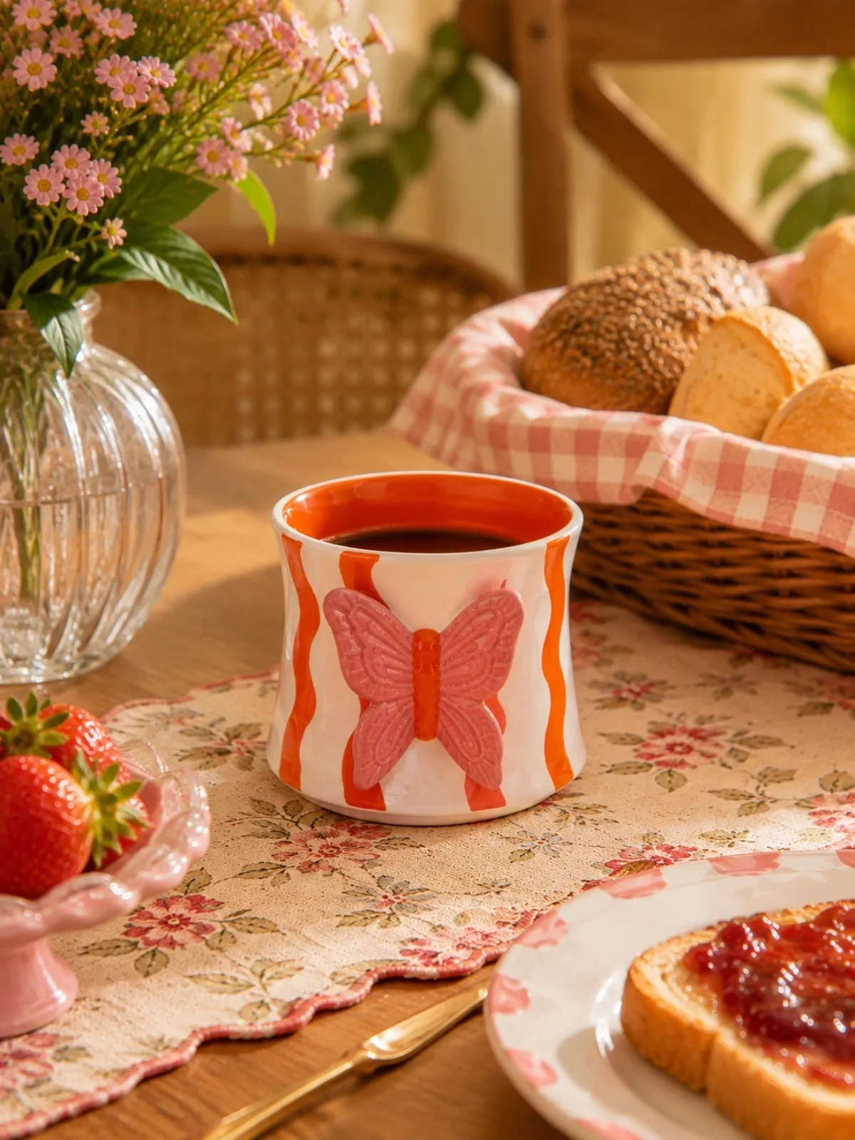 Caneca Borboleta em Cerâmica com Relevo Laranja 