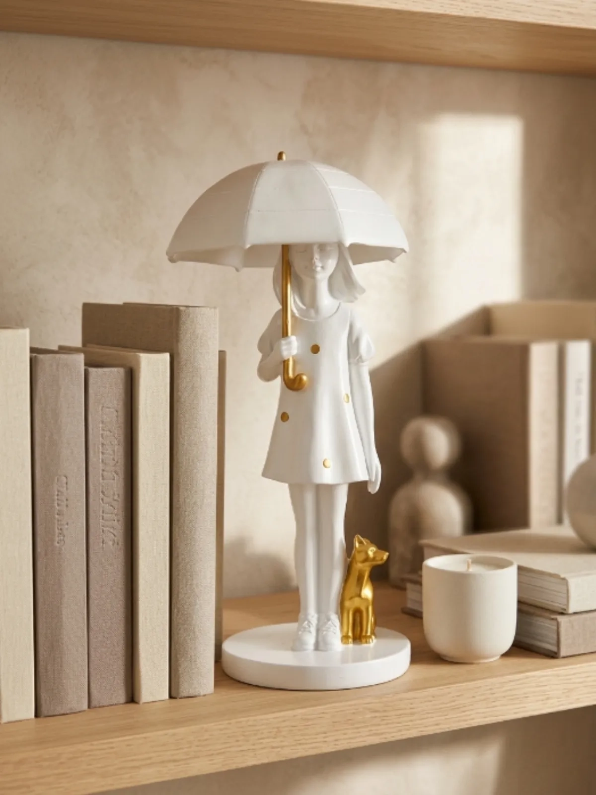 Escultura Decorativa Poliresina Menina e Cachorro Branco/Dourado