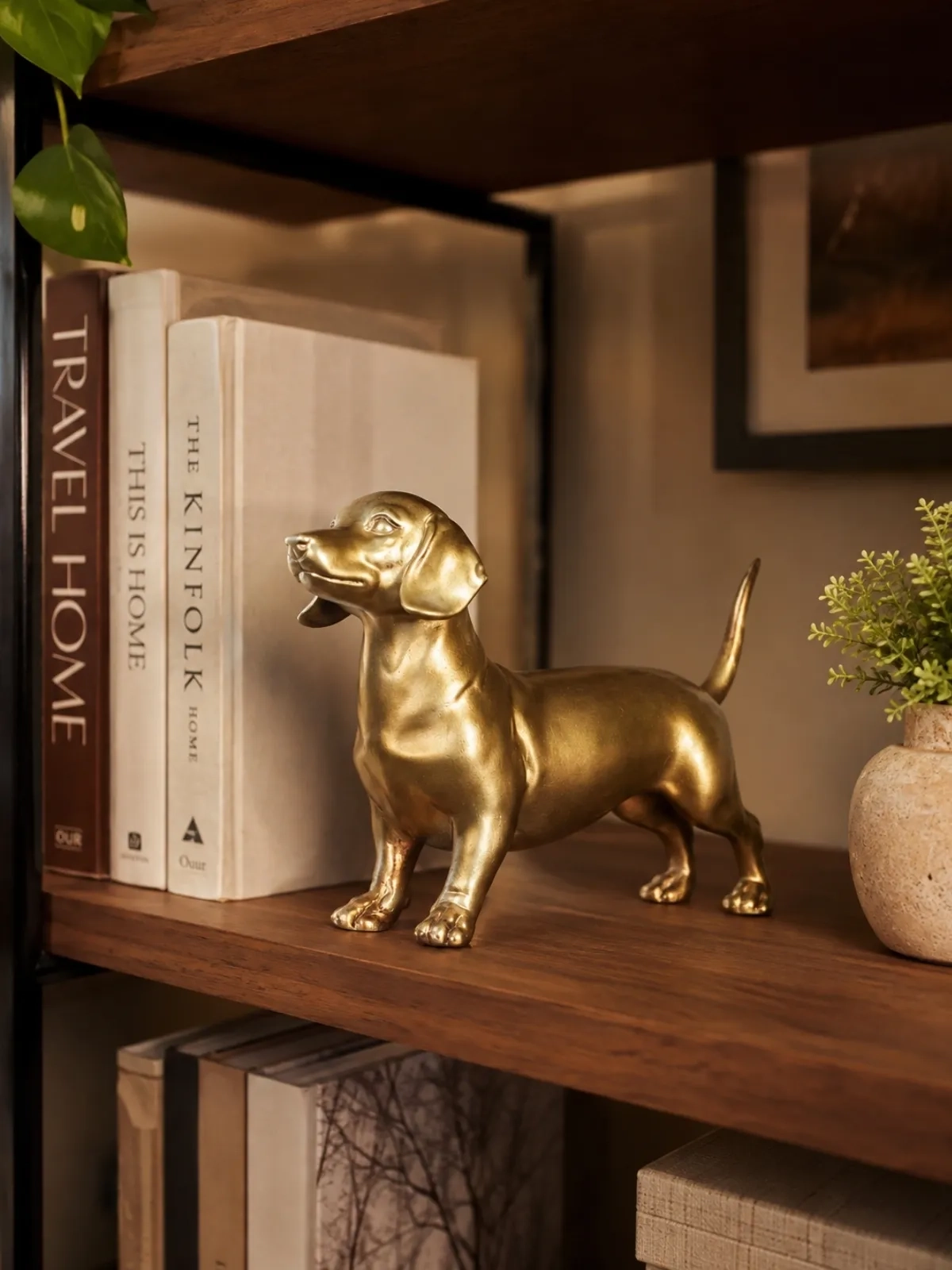 Escultura Decorativa Cachorro Salsicha em Poliresina Dourado