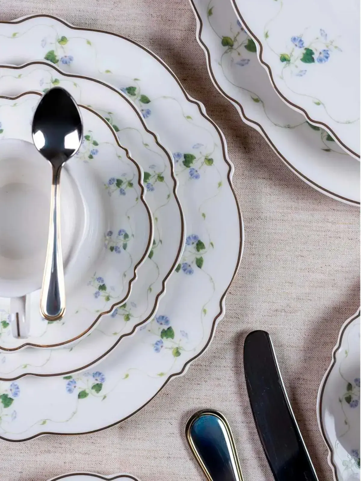 Aparelho de Jantar Royal Romantic em New Bone China com Filete de Ouro 42 peças 