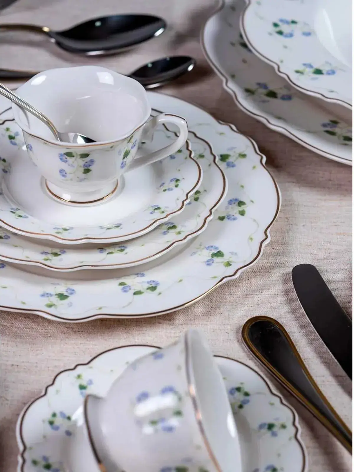 Aparelho de Jantar Royal Romantic em New Bone China com Filete de Ouro 42 peças 