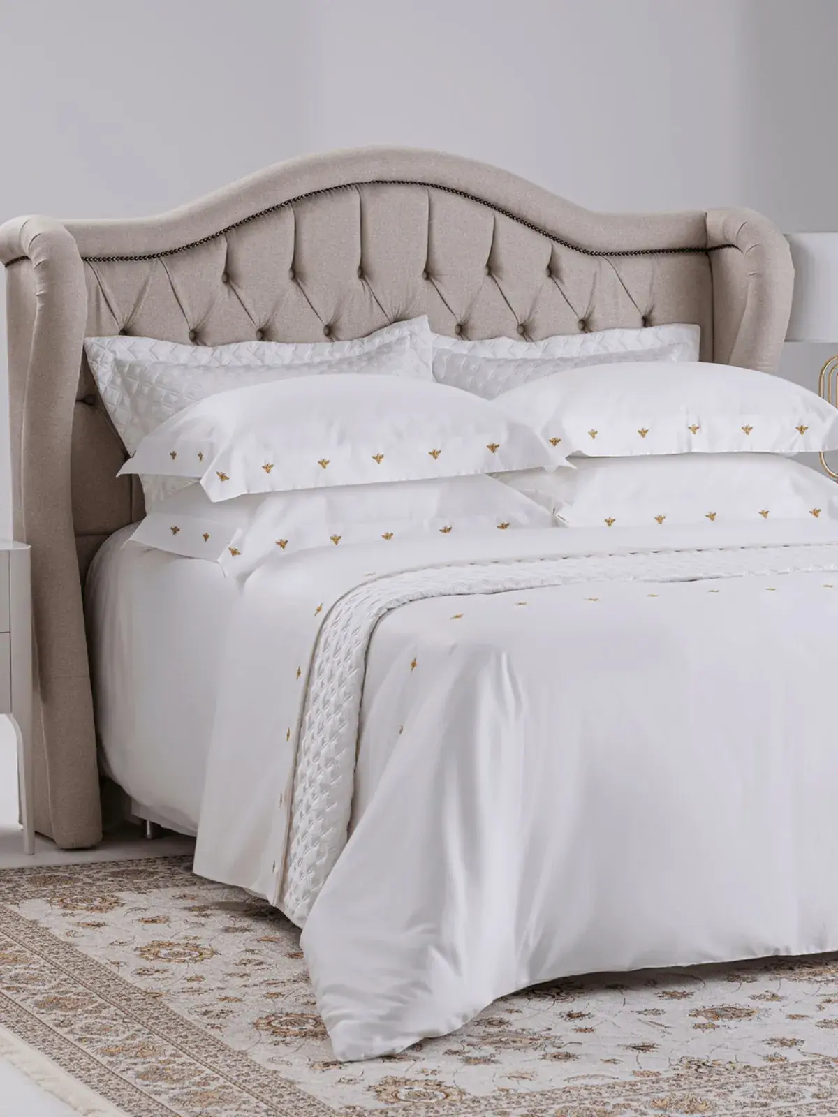 Jogo de Cama Queen Abeille 100% Algodão Cetim 600 fios Branco Festone/Dourado