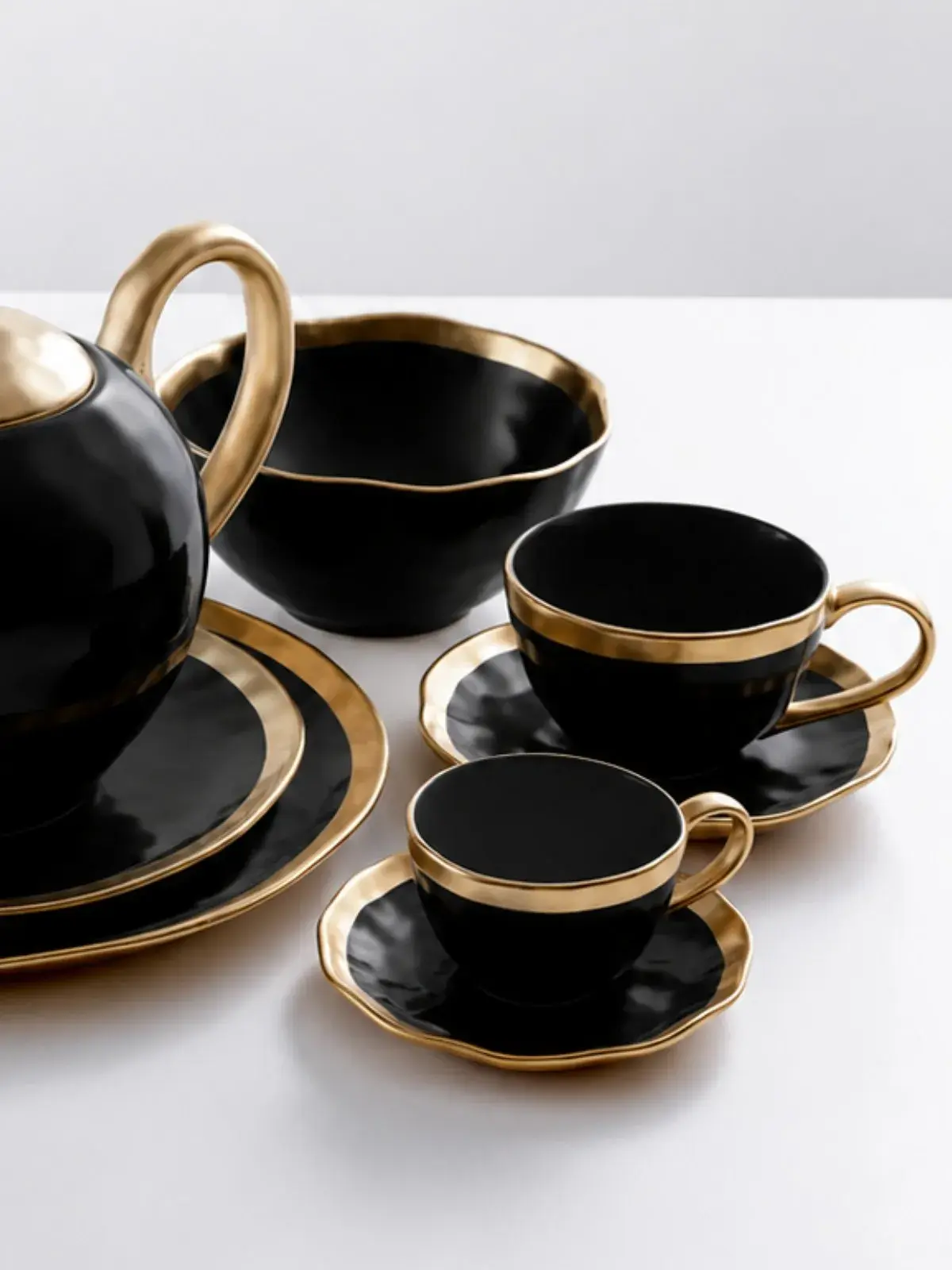 Xícara de Chá em Porcelana Dubai Preto e Dourado