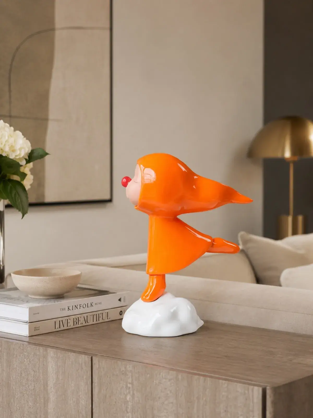 Escultura Decorativa em Resina Menina em Movimento Laranja