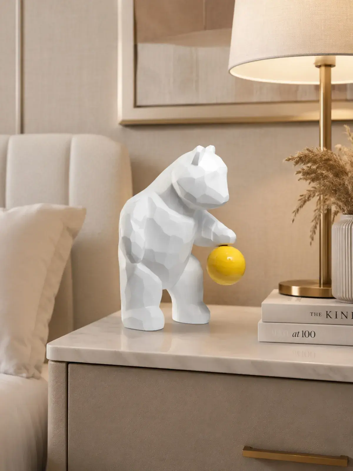 Escultura Decorativa em Resina Urso Geométrico com Esfera Branco/Amarelo