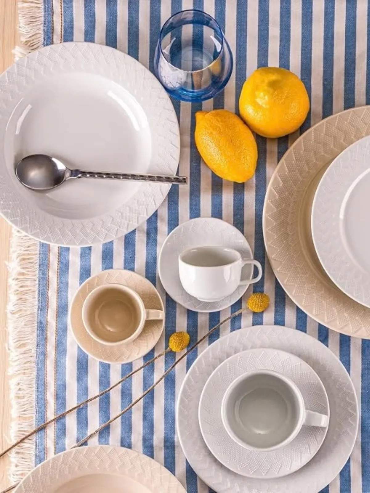 Xícara de Chá com Pires em Porcelana Grão Marfim