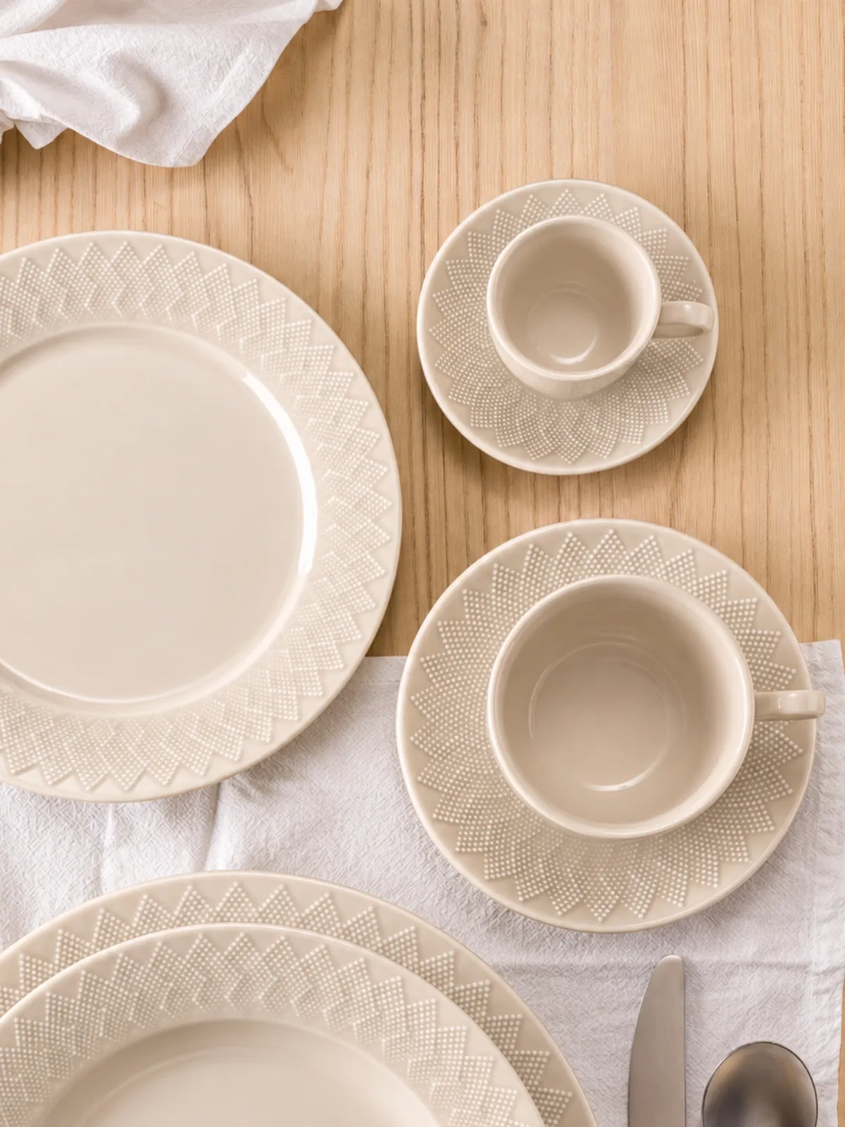 Xícara de Chá com Pires em Porcelana Grão Marfim